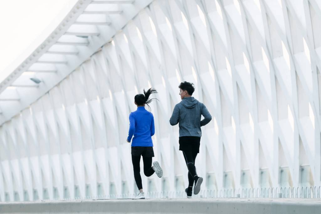 2 vrienden die hardlopen
