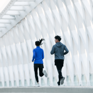 2 vrienden die hardlopen