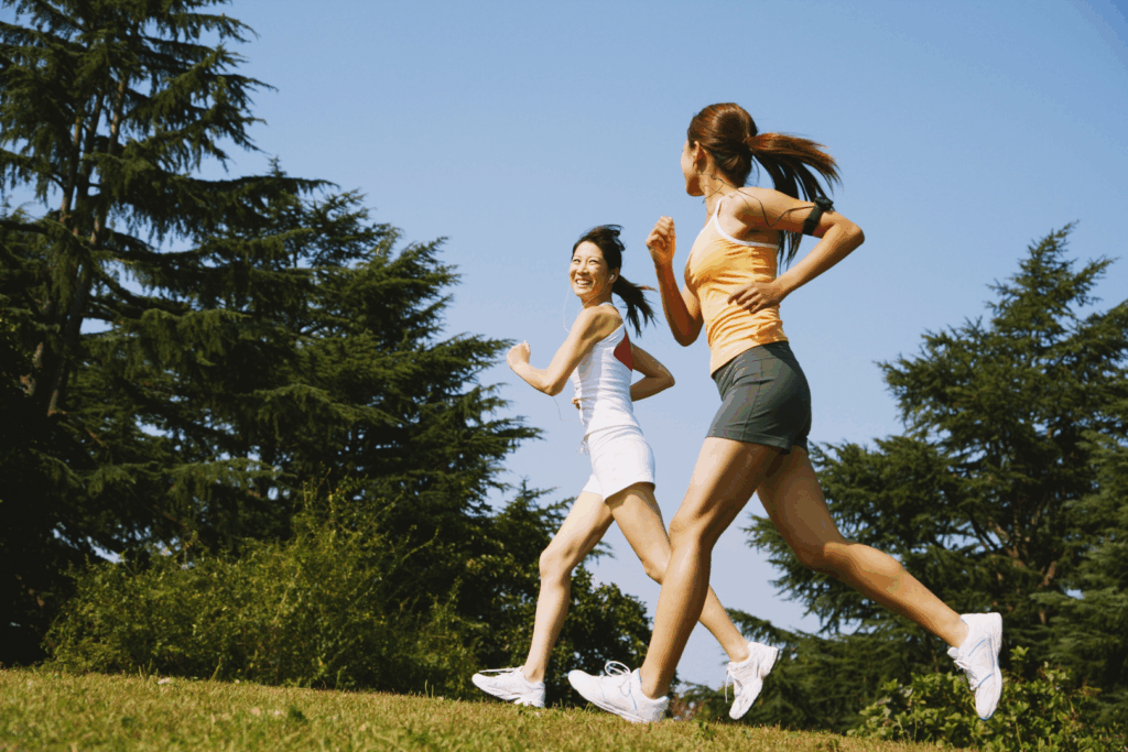 2 vriendinnen die hardlopen